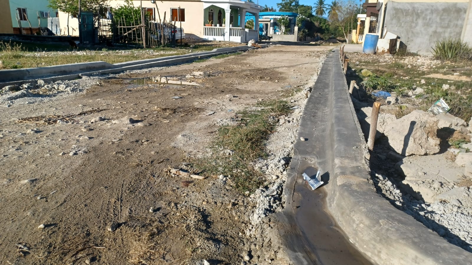 Avanzan a ritmo acelerado construcción de de aceras y contenes en la sección de Terrera